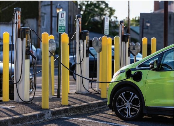 전기 자동차(EV) 구매에 대한 미국 연방 소득세 공제의 70%는 세금 인센티브 없이도 전기 자동차를 구매했을 사람들에게 제공된 것으로 추산된다. [자료: Science, 2024]