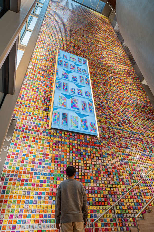 미국 뉴욕 맨해튼에 자리잡은 뉴욕한국문화원 신청사에 25일(현지시간) 높이 22ｍ의 거대한 '한글벽'이 설치돼 일반에 공개됐다. 세계적인 설치미술가 강익중 작가는 이날 뉴욕문화원 신청사에 열린 한글벽 개막식에서 "세계인의 마음을 잇는 평화와 자유의 한글벽을 뉴욕 한복판에 세워 기쁘다"라고 말했다. 사진은 뉴욕한국문화원에 세워진 '한글벽'.  사진=뉴욕한국문화원