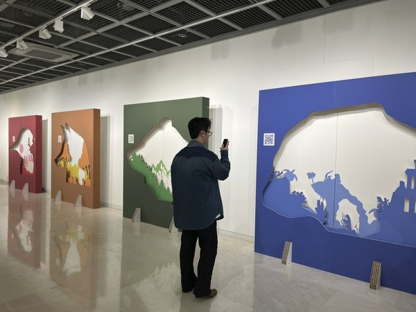 고객이 한화리조트 거제 벨버디어 ‘아뜰리에 한’에서 AR 전시를 구경하고 있다. 사진=한화호텔앤드리조트