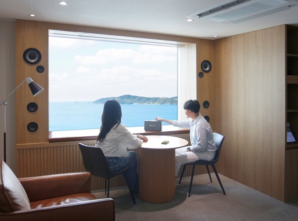 한화리조트 해운대 JAZZ 뮤직룸에서 고객이 음악을 감상하고 있다. 사진=한화호텔앤드리조트