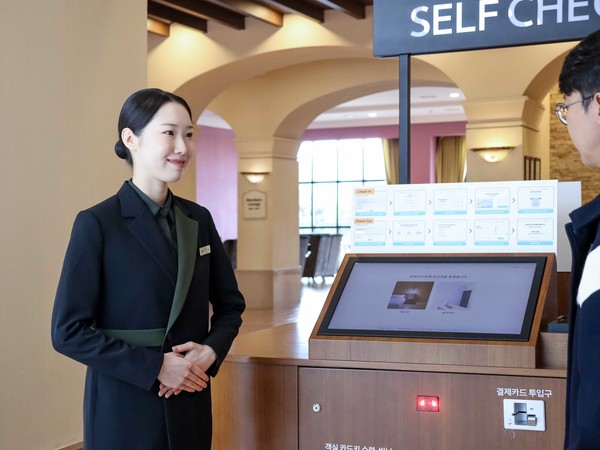 한화리조트 설악 쏘라노에서 새 유니폼을 입은 직원이 고객을 응대하고 있다.  사진=한화호텔앤드리조트