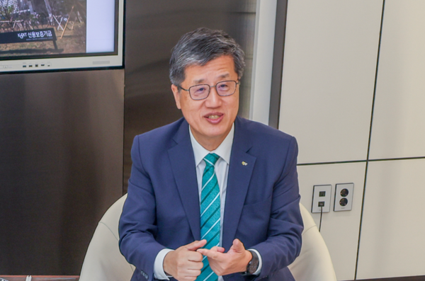 최원목 신용보증기금 이사장이 ESG경제와 인터뷰를 하고 있다.  