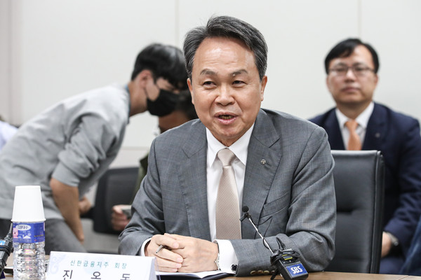 진옥동 신한금융지주 회장이 지난달 24일 오후 서울 중구 은행회관에서 열린 중소기업 기후위기 대응 등의 지원을 위한 업무협약식에서 인사말하고 있다. 사진=연합뉴스