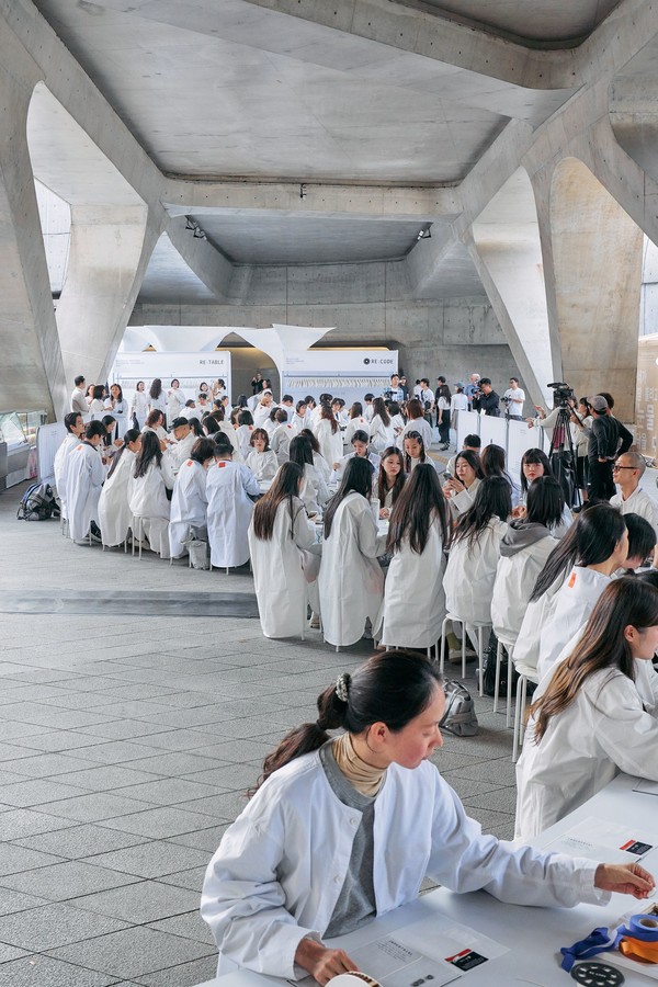 래코드 ‘리콜렉티브: 화이트 파티’에 참석한 100인이 업사이클링 팔찌 워크숍을 진행하는 모습. 사진=래코드