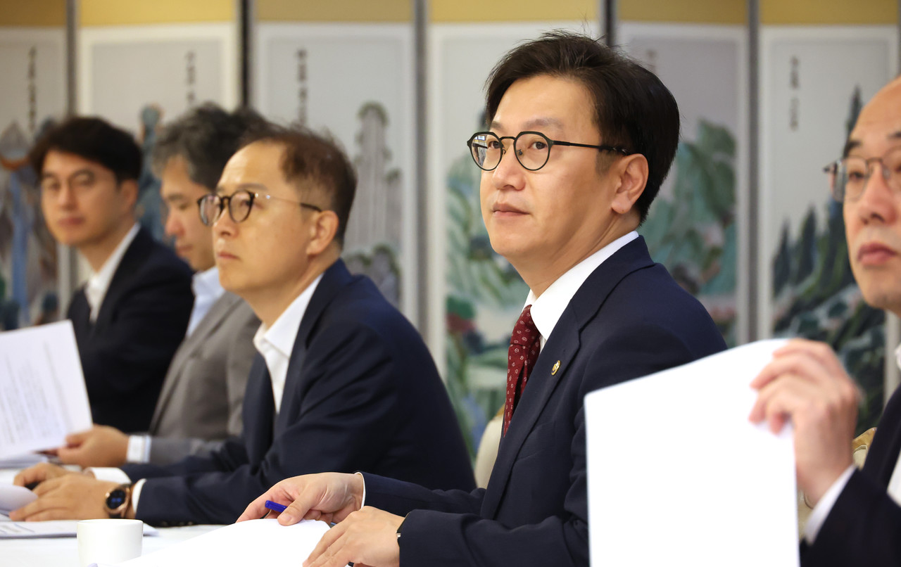 기획재정부 김범석 1차관이 18일 서울 종로구 정부서울청사에서 경제관계차관회의 겸 물가관계차관회의를 주재하고 있다. 사진=연합