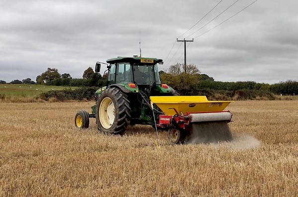 대기 중 이산화탄소를 흡수 고정하는 '암석 풍화 촉진' 기술을 적용하기 위해 분쇄한 암석을 농경지에 뿌리는 모습. [자료: CO2RE]