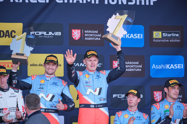 현대자동차는 지난 17일부터 20일(현지시간)까지 4일간 진행된 2024 월드랠리챔피언십(World Rally Championship) 12번째 라운드 '중부 유럽 랠리'에서 현대자동차 월드랠리팀 오트 타낙(Ott Tänak) 선수가 1위를 차지했다고 21일 밝혔다. 18일부터 20일까지 중국 주저우(Zhuzhou)에 위치한 국제 서킷(International Circuit)에서 개최된 '2024 TCR 월드투어' 여섯 번째 레이스에서 현대자동차 '더 뉴 엘란트라 N TCR(국내명: 더 뉴 아반떼 N TCR)'도 우승을 차지했다. 현대 월드랠리팀 드라이버 오트 타낙(가운데), 코드라이버 마틴 야르베오야(Martin Järveoja, 왼쪽에서 2번째)가 우승하고 기뻐하는 모습. 사진=현대차