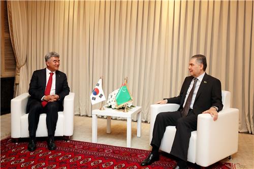 대우건설 정원주 회장이 지난 2022년 11월 방한한 구르반굴리 베르디무하메도프 투르크메니스탄 국가최고지도자 겸 인민이사회의장과 만나고 있다. 사진=대우건설