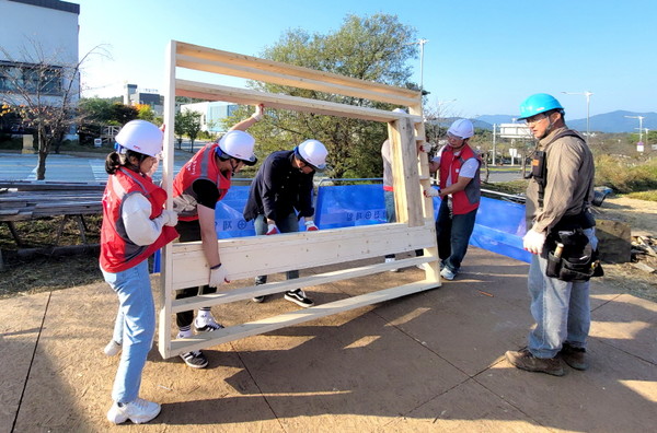 지난 17일 서브원 임직원 16여명이 충남 천안의 해비타트 이동식 주택사업 현장에서 ‘희망의 집짓기’ 활동에 참여했다.  사진=서브원