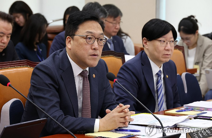 24일 오전 열린 국회 정무위원회의 국정감사에 출석한 김병환 금융위원장(왼쪽)이 의원 질의에 답변하고 있다. 사진=연합뉴스