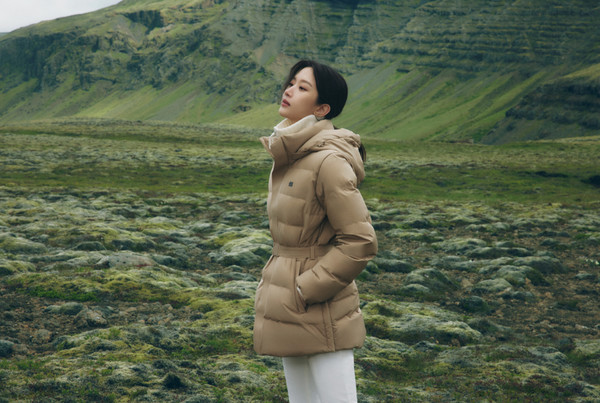 코오롱스포초의 모델 문가영이 코오롱스포츠의 쿠치 다운을 입고 있는 모습. 사진=코오롱스포츠