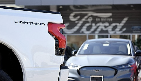 캘리포니아 글렌데일의 한 포드 대리점에 2024년 8월 21일 포드 F-150 라이트닝 전기 픽업트럭이 판매용으로 전시되어 있다. AFP=연합