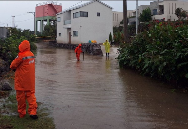 강하고 많은 비가 내린 1일 오후 제주시 애월읍 한 도로가 침수돼 소방 당국이 배수 작업을 하고 있다. 11.1 [제주도 소방안전본부 제공. 연합뉴스]