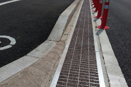 투수 크라우팅 빗물받이. 투수성이 뛰어난 소재로 만들어져 폭우가 쏟아져도 빗물은 잘 통과시키지만, 담배꽁초나 낙엽으로 막힐 위험이 없다.