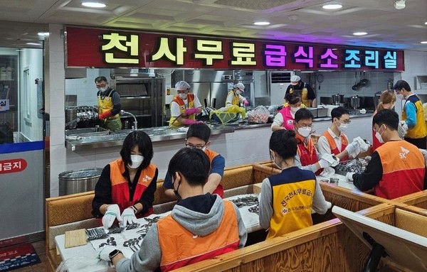 SK이노베이션 계열 구성원들이 서울 종로구의 한 급식소에서 취약계층 어르신의 식사를 위한 배식봉사를 하고 있다.   사진=SK이노베이션