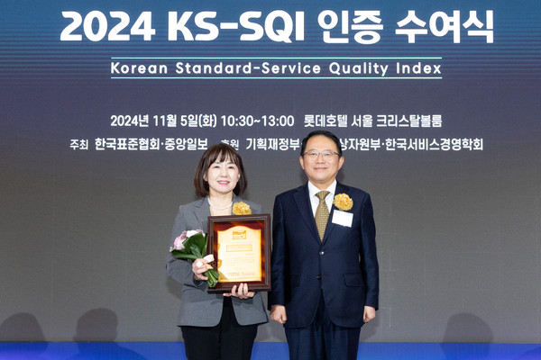 길연주 대한항공 고객서비스실장(왼쪽)과 강명수 한국표준협회 회장이 5일 서울 중구 롯데호텔 서울에서 열린 '2024 한국서비스품질지수(KS-SQI) 인증 수여식'에서 기념 촬영을 하고 있다.  사진=대한항공