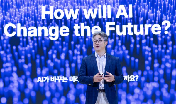 SK텔레콤이 'SK AI 서밋 2024'에서 글로벌향 AI 에이전트 '에스터'를 공개하고 글로벌 AI 시장 진출을 본격화한다고 5일 밝혔다. 정석근 SKT 글로벌·AI테크사업부장이 'SK AI 서밋 2024'에서 주제 발표를 하고 있다.  사진=SKT
