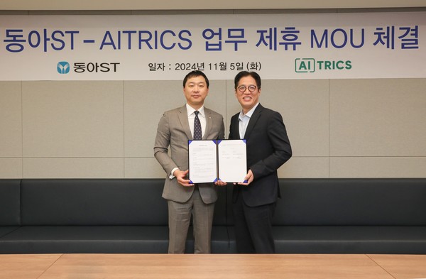 동아에스티-에이아이트릭스 디지털 헬스케어 사업 업무협약 체결식에서 동아에스티 정재훈 사장(왼쪽)과 에이아이트릭스 김광준 대표가 기념 사진을 촬영하고 있다. 사진=동아에스티
