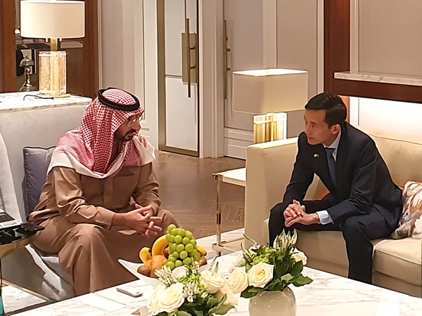 한화 김동관 부회장(오른쪽)이 지난 4일 서울 중구 롯데호텔에서 사우디아라비아의 압둘라 빈 반다르 알 사우드 국가방위부 장관과 만나 방산 협력방안을 논의하고 있다. 사진=한화에어로스페이스