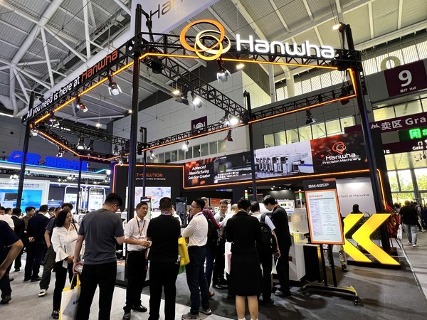 한화정밀기계가‘NEPCON Asia 2024’전시에 참가해 고속 칩마운터 및 소프트웨어 솔루션을 선보였다. 사진=한화정밀기계