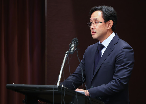 최윤범 고려아연 회장이 지난달 2일 오후 서울 용산구 그랜드하얏트 호텔에서 열린 고려아연 기자회견에 참석해 발언하고 있다.   사진=연합뉴스