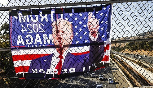 2024년 11월 6일 캘리포니아 라파예트의 엘 커톨라 대로 고가도로에 트럼프 깃발이 울타리에 걸려 있다. AP=연합뉴스