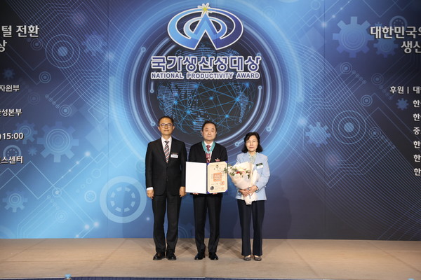 ㈜원일특강 신용문 대표(가운데)가 지난 7일 한국경제인협회 컨퍼런스센터에서 열린 제48회 국가생산성대회에서 산업통상자원부 이승렬 산업정책실장으로부터 은탑산업훈장을 수상한 뒤 기념촬영을 하고 있다.  사진=한국생산성본부
