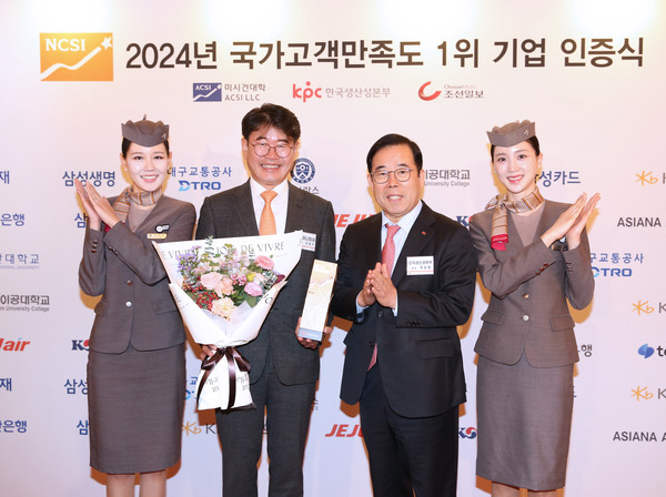 아시아나항공이 12일 서울 중구 롯데호텔 서울에서 열린 '2024년 국가고객만족도 인증식'에서 대형 항공 부문 1위에 선정됐다고 밝혔다. 조영석 아시아나항공 서비스본부장(왼쪽 2번째)이 관계자들과 기념 촬영하고 있다. 사진=대한항공