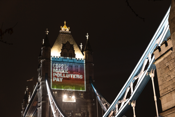 지난 7일 전세계 환경운동가들이 COP29 개막을 앞두고 총회에 참석하는 세계 지도자들에게 기후 금융 솔루션 제공을 촉구하는 메시지를 런던의 타워브리지에 투사하고 있다. AP=연합뉴스