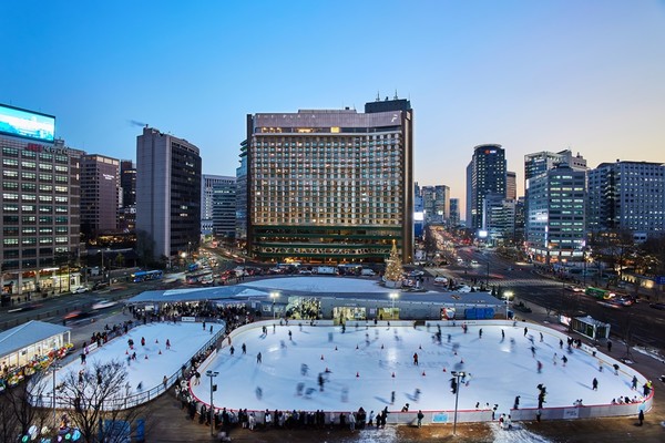 더 플라자와 서울광장 스케이트장 전경.  사진=한화호텔앤드리조트