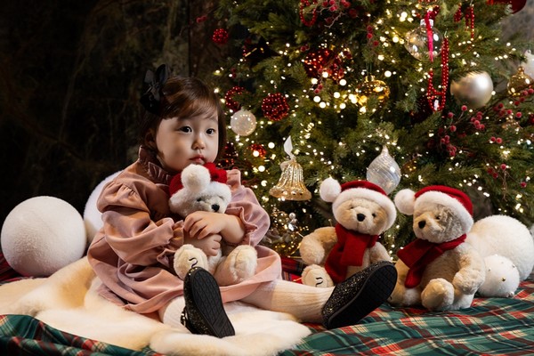 더 플라자 어린이 고객이 산타 베어를 안고 있다.  사진=한화호텔앤드리조트