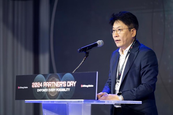 LG에너지솔루션 CEO 김동명 사장이 12일 경기도 광주 곤지암 리조트에서 열린 '2024 파트너스 데이' 행사에 참석해 환영사를 하고 있다.  사진=LG에너지솔루션