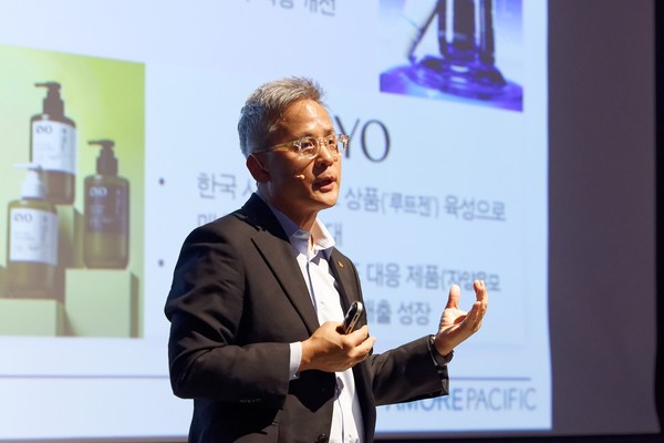 지난 12일 용산 본사에서 열린 아모레퍼시픽 '2024 인베스터 데이'에서 김승환 대표가 성장 전략을 발표하고 있다. 사진=아모레퍼시픽