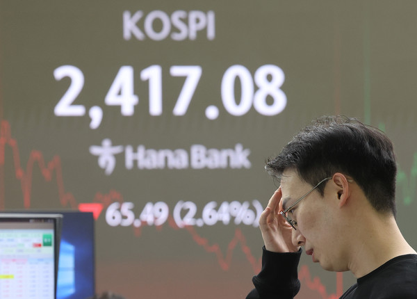 주가가 급락한 13일 서울 중구 하나은행 본점 딜링룸에서 직원이 심각한 표정을 짓고 있다. 사진=연합뉴스 .