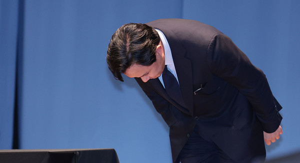 최윤범 고려아연 회장이 13일 서울 중구 대한상공회의소에서 기자회견을 마친 뒤 인사하고 있다. 사진=연합뉴스