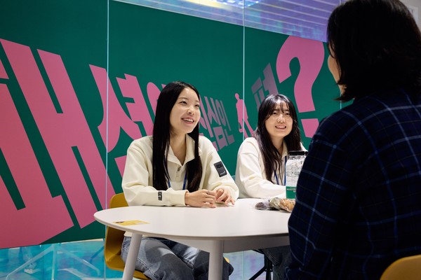 입사 지원자들이 1년차 신입사원 선배와 자유로운 소통 시간을 가지고 있는 모습.  사진=코오롱FnC