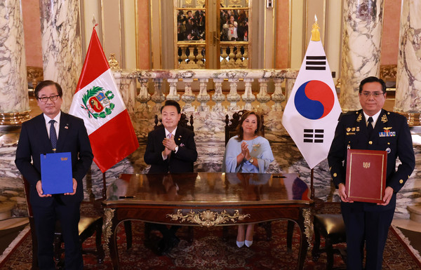 강구영 한국항공우주산업(KAI) 사장과 하이메 로드리게스 페루 공군조병창 사장이 16일(현지시간) 페루 리마 대통령궁에서 윤석열 대통령과 디나 볼루아르테 페루 대통령이 임석한 가운데 열린 한·페루 양해각서(MOU) 및 계약 체결식에서 공군 KF-21 부품 공동생산 MOU에 서명한 뒤 기념촬영을 하고 있다. 사진=연합뉴스