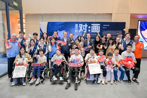 현대자동차가 중국사회과학원이 발표한 ‘2024 중국 기업사회책임 발전지수 평가’에서 9년 연속으로 자동차 기업 부문 1위에 선정됐다고 19일 밝혔다. 지난 9월 현대차가 현대모터스튜디오 베이징에서 진행한 ‘뇌성마비 어린이 그림 전시회 및 바자회’에서 참가자들과 함께 기념사진을 촬영한 모습.  사진=현대차