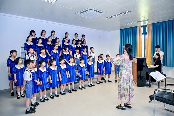 현대자동차가 중국사회과학원이 발표한 ‘2024 중국 기업사회책임 발전지수 평가’에서 9년 연속으로 자동차 기업 부문 1위에 선정됐다고 19일 밝혔다. 현대차가 중국에서 2011년부터 진행하고 있는 낙후지역 초등학교 지원 사업인 ‘꿈의 교실’의 일환으로 학생들에게 합창교육을 진행하고 있다.  사진=현대차