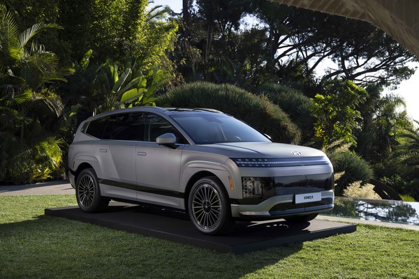 현대차는 21일 미국 로스앤젤레스 골드스테인 하우스에서 전동화 SUV ‘아이오닉 9’을 세계 최초로 공개했다.  사진=현대차