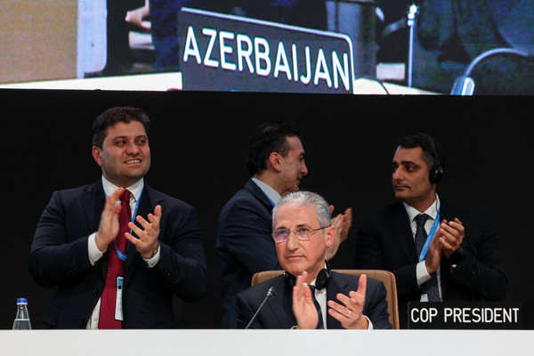 2024년 11월 24일 아제르바이잔 바쿠에서 열린 COP29 유엔 기후변화 회의 폐막 본회의에 참석한 무크타르 바바예프 의장이 박수를 치고 있다. 로이터=연합뉴스