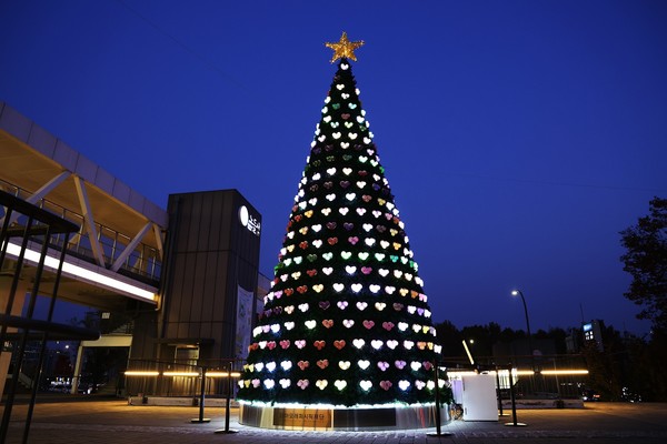 아모레퍼시픽재단 '다시보다 희망의 빛1332' 공병 트리.  사진=아모레퍼시픽재단