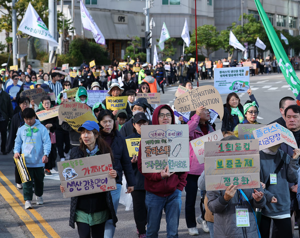 부산 벡스코에서 25일부터 시작하는 국제 플라스틱 협약 제5차 협상회의(INC5)를 앞두고 24일 오전 부산 해운대해수욕장에서 16개 환경단체로 구성된 '플뿌리연대'(플라스틱 문제를 뿌리 뽑는 연대) 회원들이 부산 해운대 해수욕장 일대를 행진하고 있다. 사진=연합뉴스