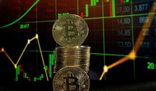 2024년 11월 21일에 촬영된 비트코인 토큰과 가격 차트 일러스트레이션 사진. 로이터=연합