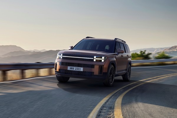 현대차그룹이 영국 유력 자동차 전문 매체 탑기어가 주관하는 '2024 탑기어 어워즈'에서 현대차 싼타페가 '올해의 SUV'에 기아 EV3가 '올해의 크로스오버'에 각각 오르며 4년 연속 수상 기록을 이어갔다고 28일 밝혔다. 사진은 현대차 싼타페. 사진=현대자동차·기아