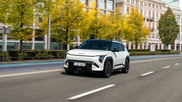 현대차그룹이 영국 유력 자동차 전문 매체 탑기어가 주관하는 '2024 탑기어 어워즈'에서 현대차 싼타페가 '올해의 SUV'에 기아 EV3가 '올해의 크로스오버'에 각각 오르며 4년 연속 수상 기록을 이어갔다고 28일 밝혔다. 사진은 기아 EV3.  사진=현대차·기아 