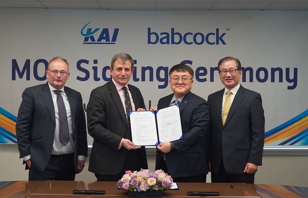 한국항공우주산업(KAI)은 28일 서울사무소에서 영국 방산업체 밥콕(Babcock)과 '유럽 방산 수출 사업 협력을 위한 양해각서(MOU)'를 체결했다. 오른쪽부터 KAI 강구영 사장, 조우래 부문장, 밥콕 마크 골드삭 총괄, CEO 데이비드 락우드. 사진=KAI