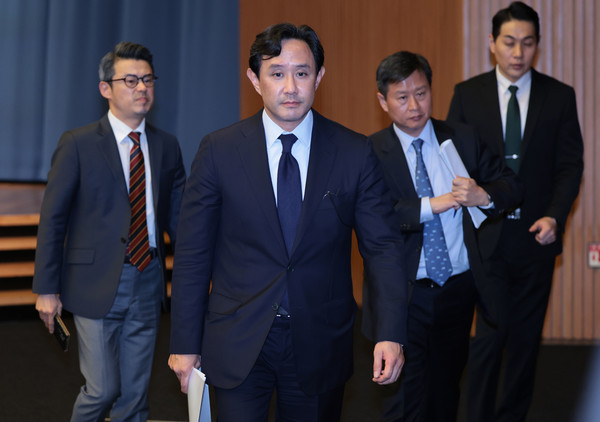 최윤범 고려아연 회장이 지난달 13일 서울 중구 대한상공회의소에서 기자회견을 마친 뒤 퇴장하고 있다.   사진=연합뉴스