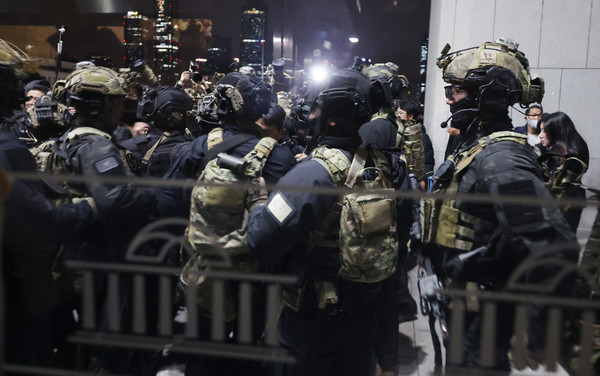 윤석열 대통령이 3일 밤 비상계엄을 선포한 가운데 4일 자정께 서울 영등포구 여의도 국회 본관으로 계엄군이 진입 준비를 하고 있다.  사진=연합뉴스