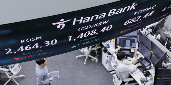 윤석열 대통령이 비상계엄을 선언했다 국회의 의결로 계엄을 해제한 4일 오전 서울 중구 하나은행 딜링룸 전광판에 이날 거래를 시작한 코스피, 원/달러 환율, 코스닥 지수가 표시돼 있다. 이날 코스피와 코스닥 시장은 비상계엄 사태 영향으로 2% 가까이 하락세를 보이며 출발했다. 원/달러 환율도 전날 대비 11원 이상 오른 1410원 선에서 등락을 거듭하고 있다.  사진=연합뉴스
